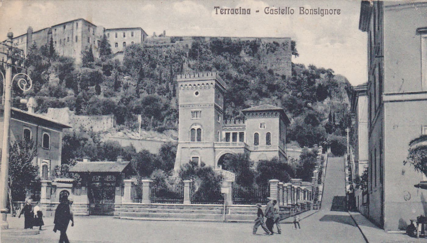 Cartolina d'epoca: Terracina, Castello Bonsignore, con la gente che passa per strada