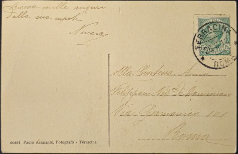 Il retro della cartolina, con la scrittura a mano