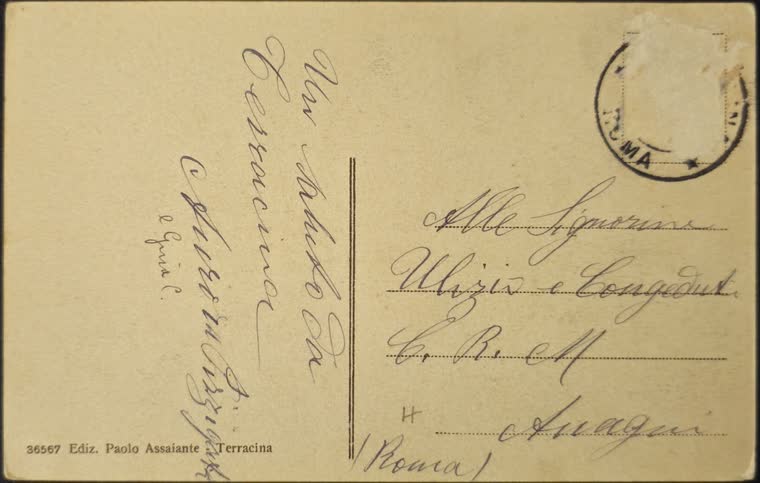 Il retro della cartolina, con la scrittura a mano