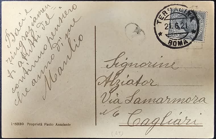 Il retro della cartolina, con la scrittura a mano