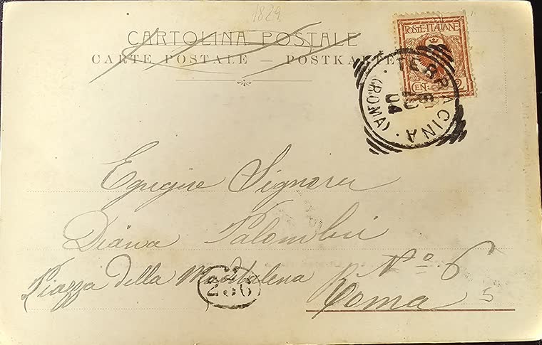 Il retro della cartolina, con la scrittura a mano