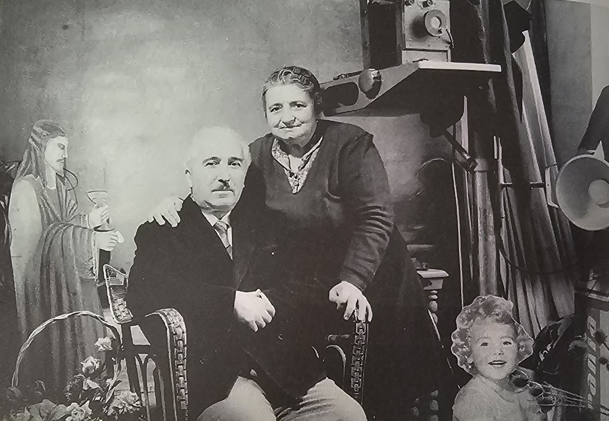 Il papà e la mamma di Augusto Milana, seduti nello studio fotografico