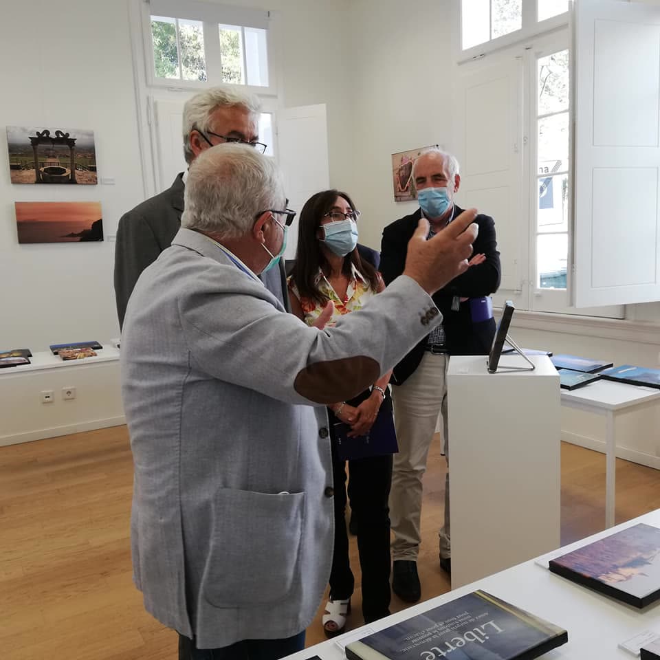 Augusto Milana racconta le fotografie ai visitatori dell'esposizione